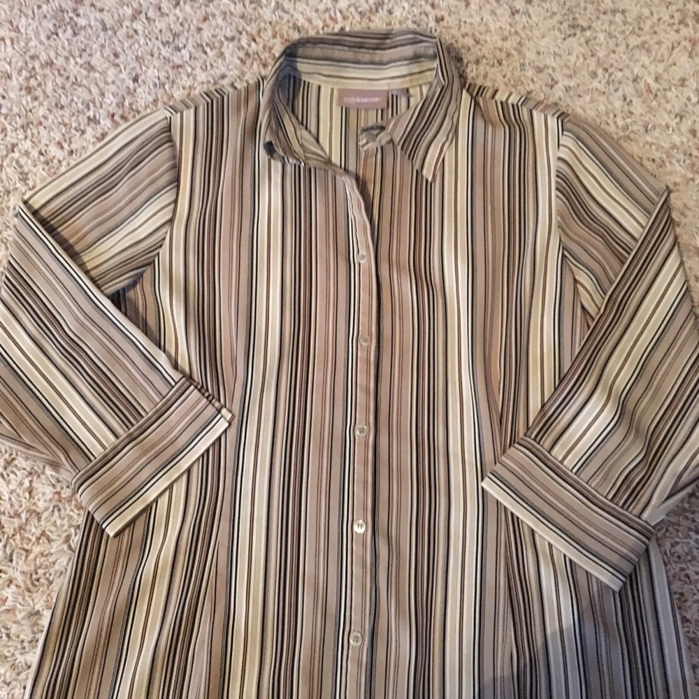 Croft and Barrow button down shirt. Size medium - Picture 3 of 3